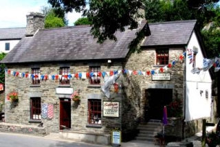  在河上度过一天后参观 Cilgerren 